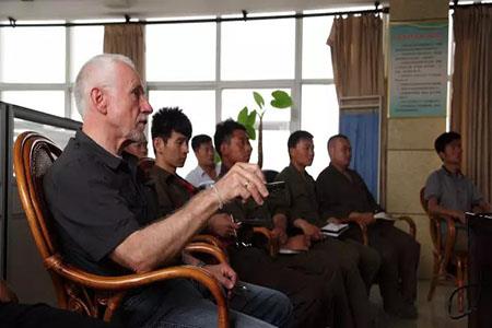 Experții germani desfășoară cursuri teoretice și practice pentru welders.jpg companiei noastre German experts conduct theoretical and practical training for our company’s welders.jpg